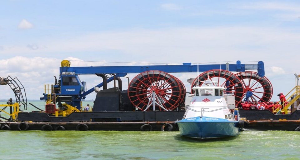 Las autoridades reemplazan kilómetros de tuberías para prevenir derrames de crudo en el Lago de Maracaibo