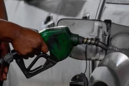 Usuarios de la E/S Genovés denuncian anarquía en el suministro de gasolina