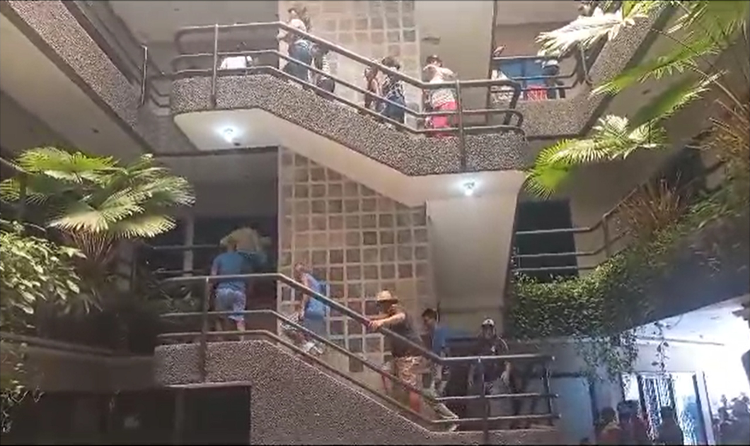 Vecinos de Los Delfines protestan ante sede de Hidrocaribe +Videos