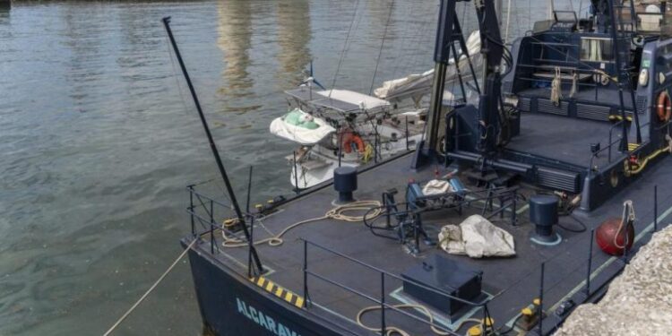 La embarcación, que iba sin luces y sin sistemas de localización, fue trasladada tras su revisión al Puerto de Santander