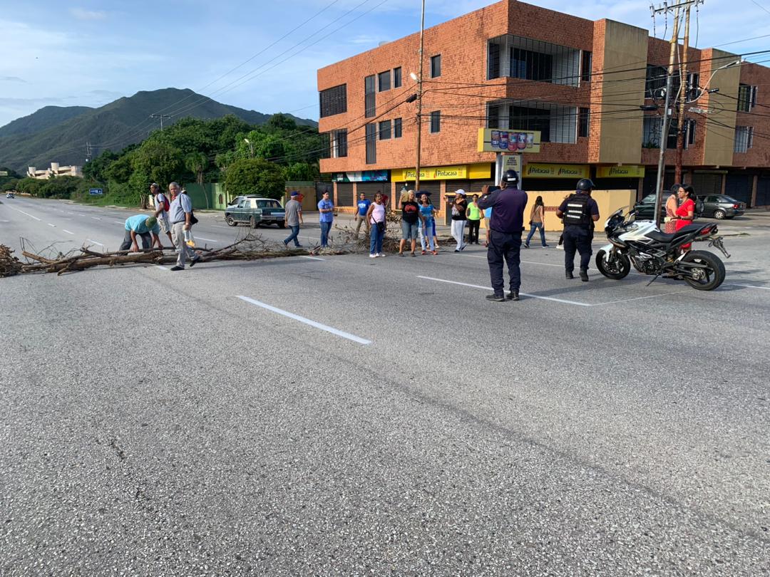 Habitantes de La Guarina protestan por constantes fallas en el servicio de agua (VIDEO. La tarde de este miércoles, pobladores