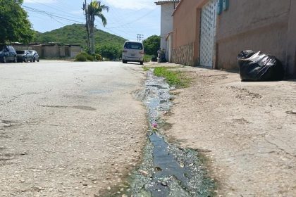 Aguas servidas corren libremente por la calle principal de Apostadero +Video