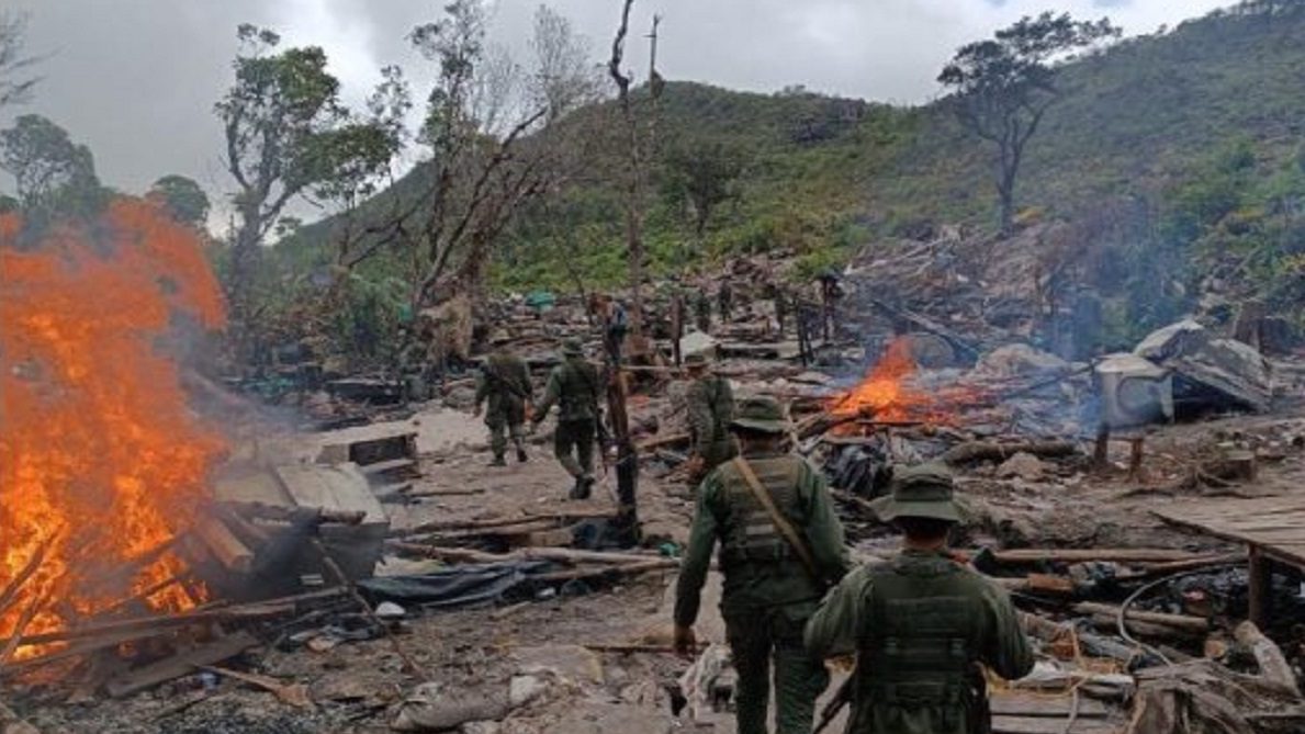 ¡VAN MÁS DE 10 MIL EN LO QUE VA DE AÑO! FANB expulsa unos 1200 mineros del tepuy Yacapana en Amazonas