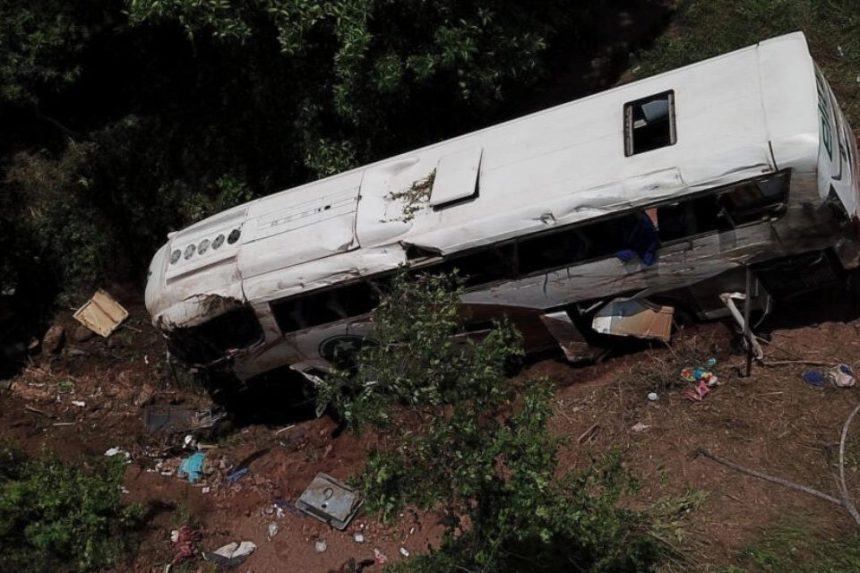 El reporte detalló que el conductor del autobús excedió los límites de velocidad permitidos y perdió el control del autobús, que cayó a un barranco de unos 40 metros en una carretera cercana a Tepic, la capital estatal.