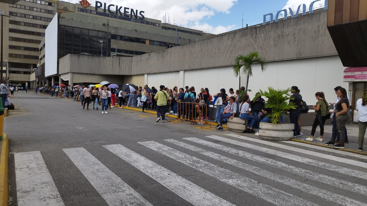 Interminables colas para obtener boletos del concierto de Luis Miguel