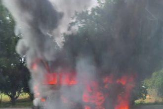 ¡Margarita! Vehículo tipo Van se incendió en la av. Juan Bautista