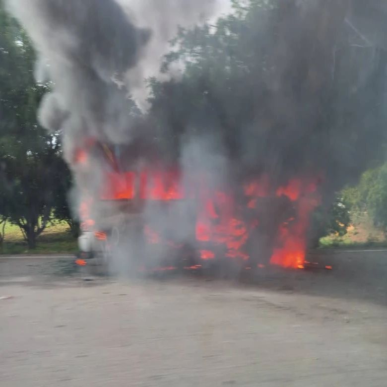 ¡Margarita! Vehículo tipo Van se incendió en la av. Juan Bautista