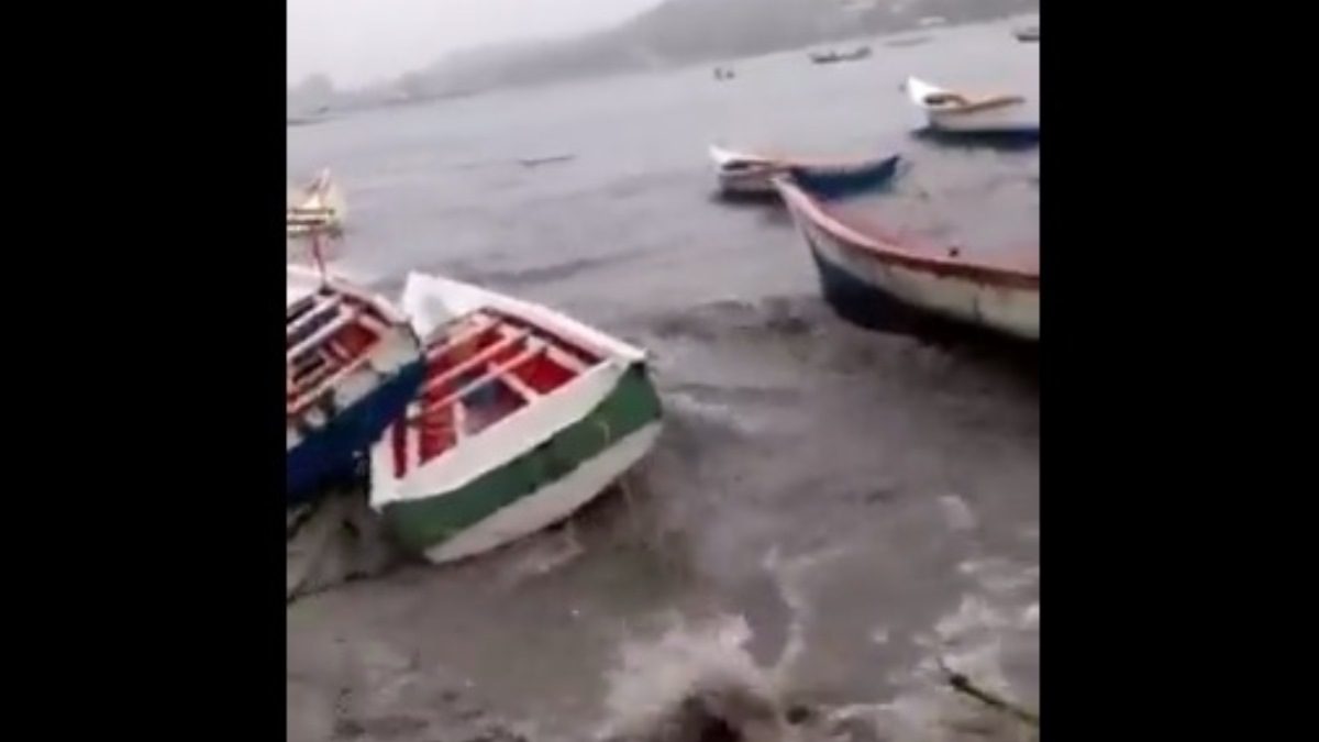 PESCADORES EN VILO: el intenso oleaje arrastra embarcaciones en Pampatar (VIDEOS)