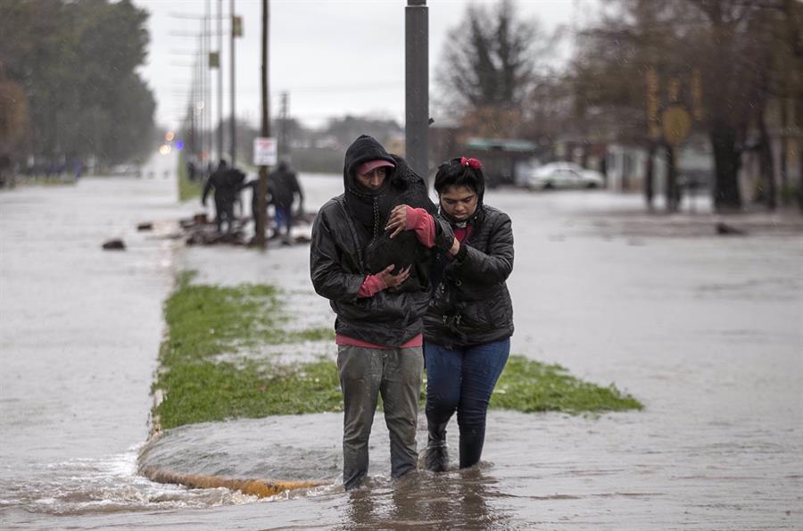 Declaran alerta naranja en varias regiones de Argentina por fuertes lluvias