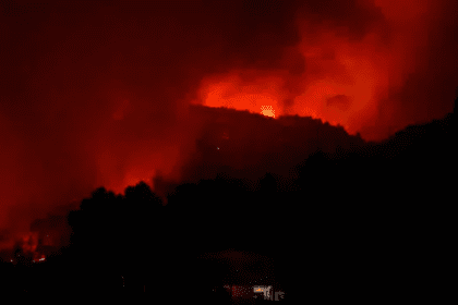 En cuanto a la zona oeste, incide, en que por "inaccesibilidad no se pudo actuar", afirmando que es una parte por donde "avanza" el fuego, aunque no tiene combustible, y el objetivo aquí "es encerrarlo donde está".