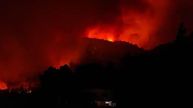 En cuanto a la zona oeste, incide, en que por "inaccesibilidad no se pudo actuar", afirmando que es una parte por donde "avanza" el fuego, aunque no tiene combustible, y el objetivo aquí "es encerrarlo donde está".