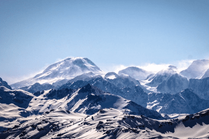 Picos precordilleranos que se pueden contemplar desde distintos puntos de la capital y que por estas fechas suelen estar blancos lucen estos días sin nieve.