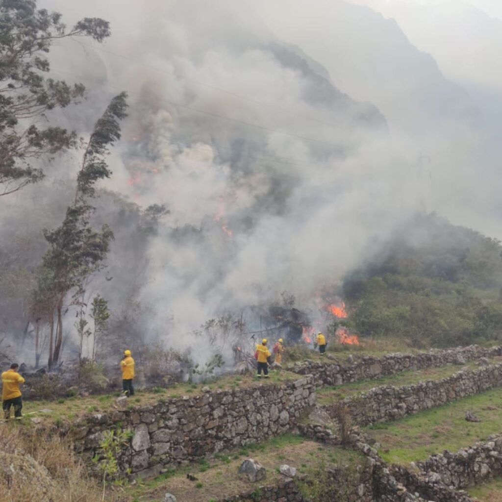 El fuego afecta a 120 hectáreas de la zona de amortiguamiento del santuario histórico de Machu Picchu