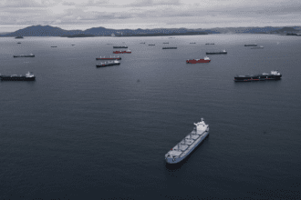 El Canal de Panamá, de 80 kilómetros, conecta el Océano Pacífico con el Mar Caribe.