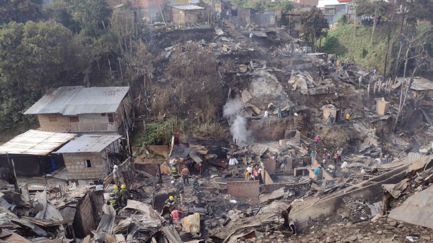 Hasta el momento las autoridades no han reportado fallecidos por el incendió que redujo a cenizas las viviendas construidas