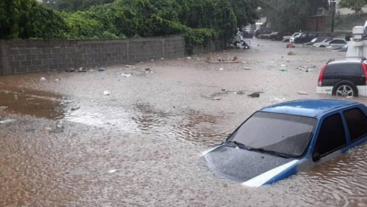 ¡PALO DE AGUA! Lluvias torrenciales levantan alarma entre los caraqueños este #25Ago (VIDEOS)