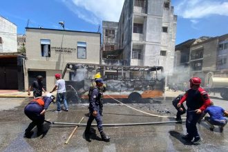 Autobús se incendia en Mariño por cortocircuito, sin heridos +Fotos