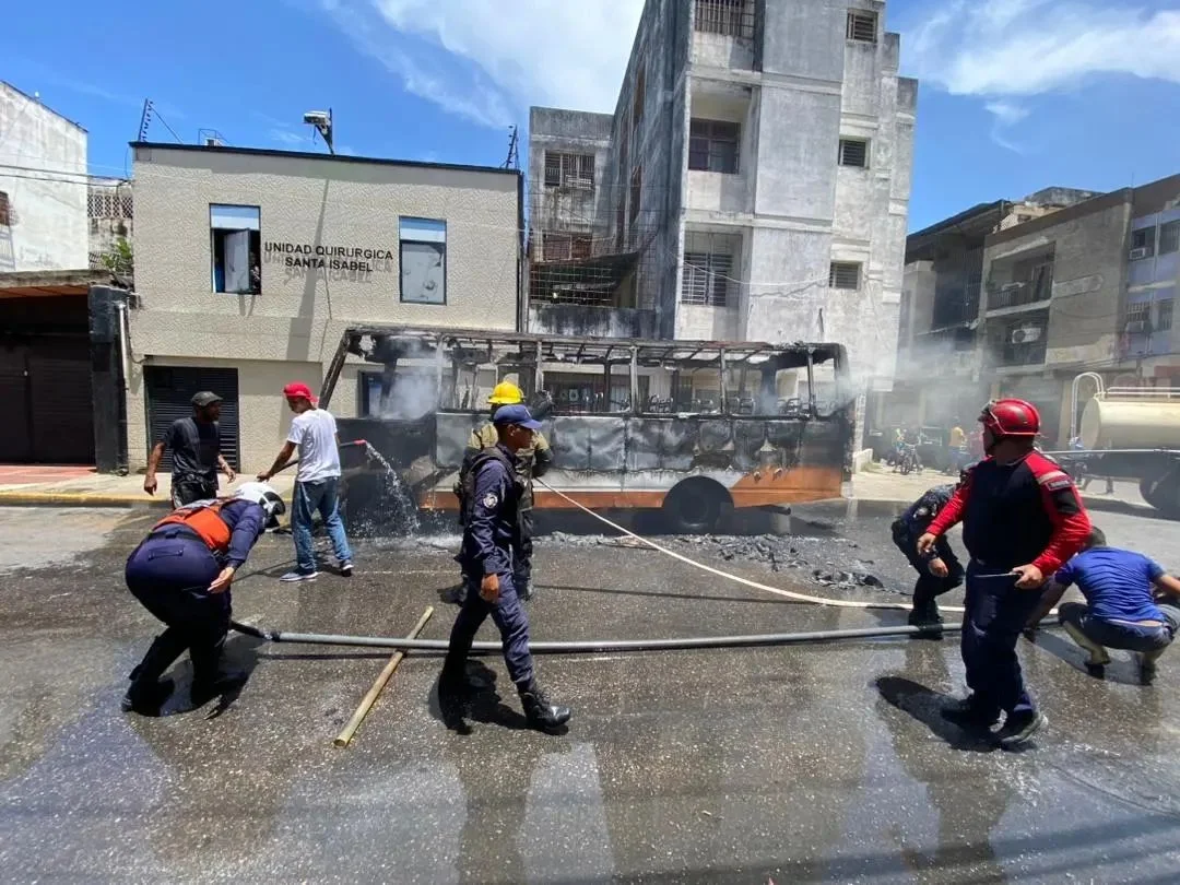 Autobús se incendia en Mariño por cortocircuito, sin heridos +Fotos