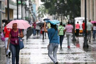 Sobre el desarrollo de las ondas tropicales, la número 28 se ubica sobre el Atlántico central tropical, a los 48 grados oeste y se desplaza a 18 kilómetros por hora.