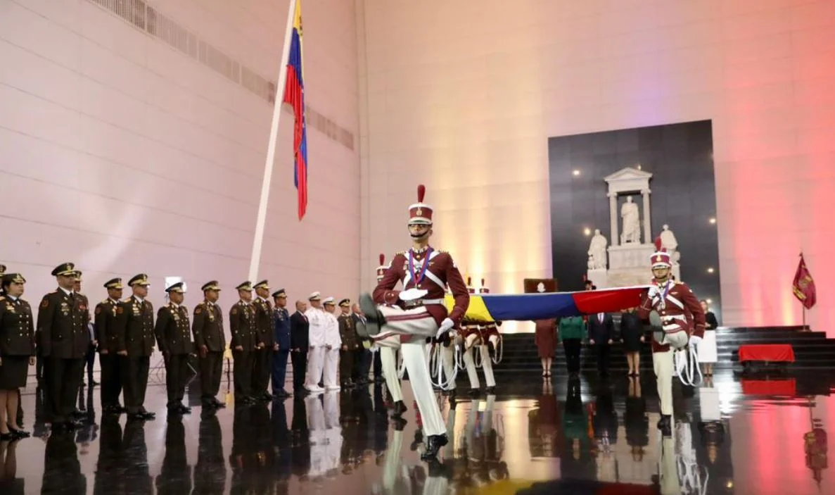 Con la solemne elevación del tricolor patrio se dio inicio en el Panteón Nacional al acto conmemorativo del Día de la Bandera Nacional