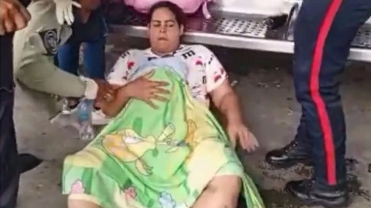 Mujer dio a luz en parada de autobús en Las Mercedes (VIDEO)