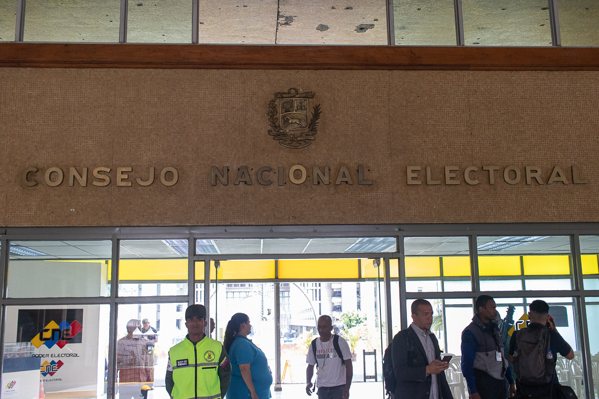 Jóvenes expresan frustración ante dificultades para ubicar puntos del Registro Electoral tras anuncio del CNE