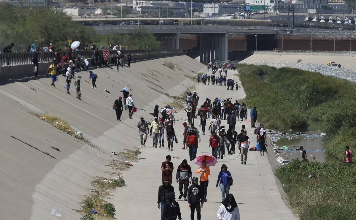 Cientos de migrantes quedan varados en el norte de México debido a la suspensión de trenes