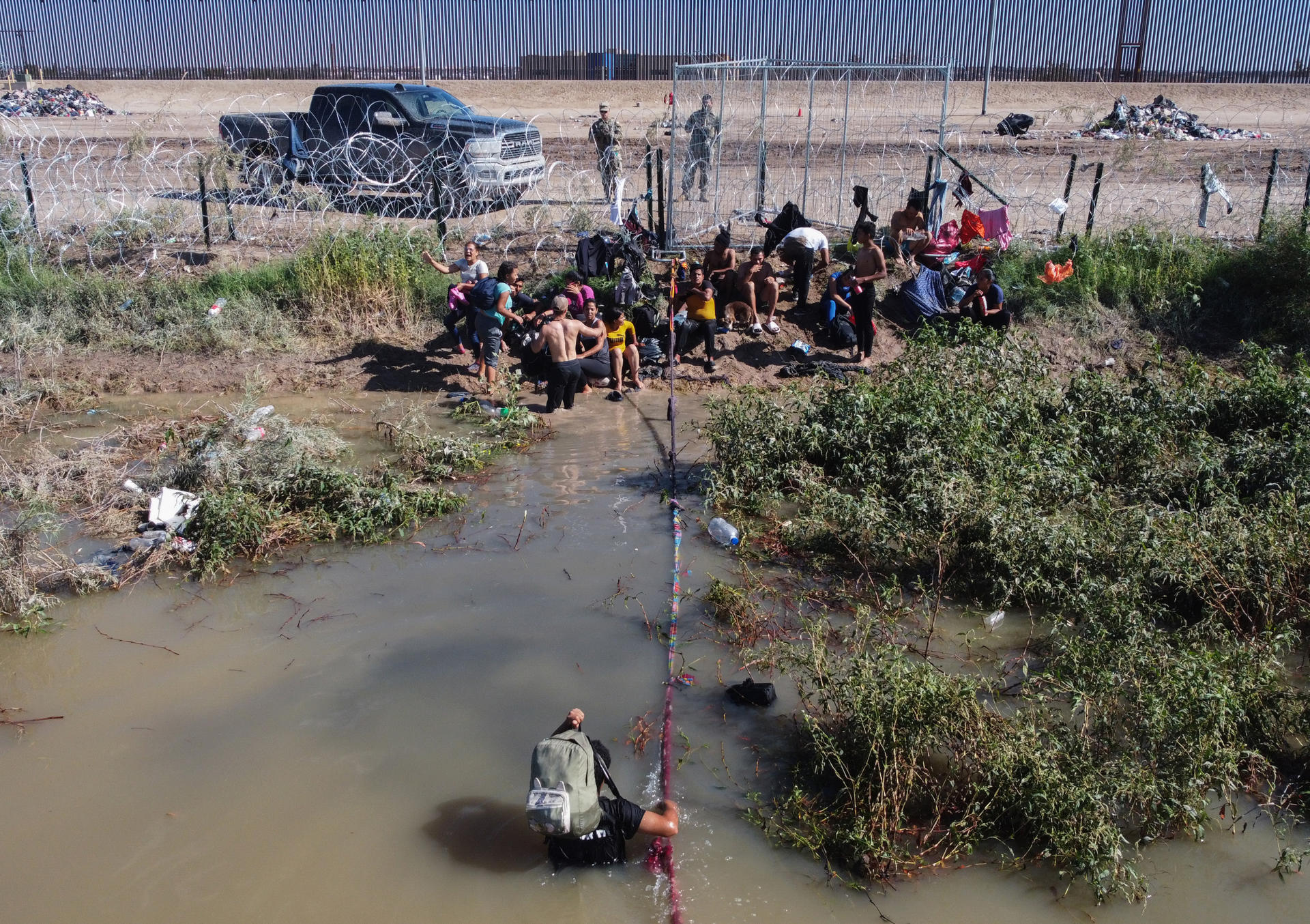 EE.UU. advierte a los migrantes que continuará vigilando la frontera a pesar del cierre del Gobierno.