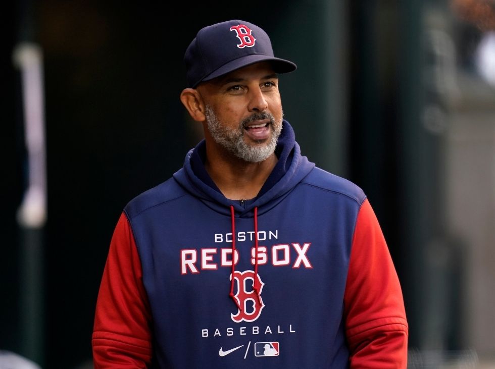 Alex Cora continuará con los Red Sox.