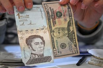 A 32,81 bolívares se mantiene el precio del dólar en Venezuela, según la plataforma de Yummy Dólar.