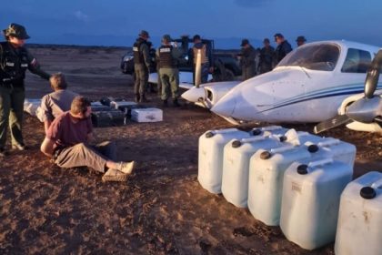 Los estupefacientes estaban distribuidos en 455 paquetes, de un kilogramo cada uno, los cuales fueron encontrados dentro de 16 bultos, luego de que la Fuerza Armada Nacional Bolivariana (FANB) detuviese en tierra a los tripulantes.