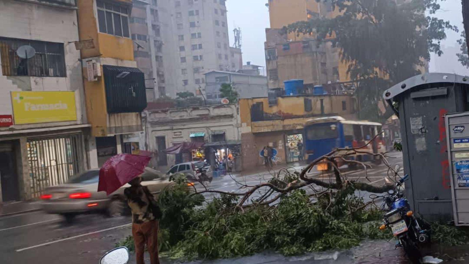 Reportan colapso en Caracas tras fuertes lluvias de este lunes