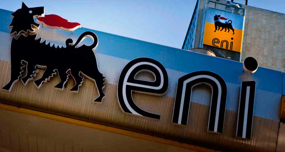 “El gigante italiano ENI vende su filial nigeriana a la petrolera Oando” (Journalistic and Professional Tone: “The Italian giant ENI sells its Nigerian subsidiary to the oil company Oando”)