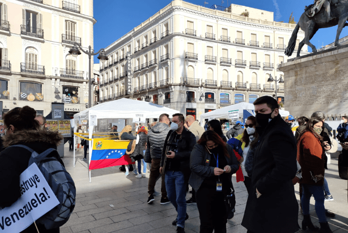 Más de 55.000 venezolanos en España participan en las primarias de la oposición este domingo