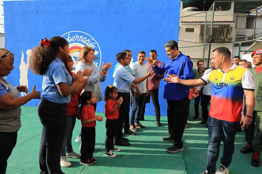 Maduro pide retomar las escuelas técnicas en el país y culminar el hospital de Catia La Mar