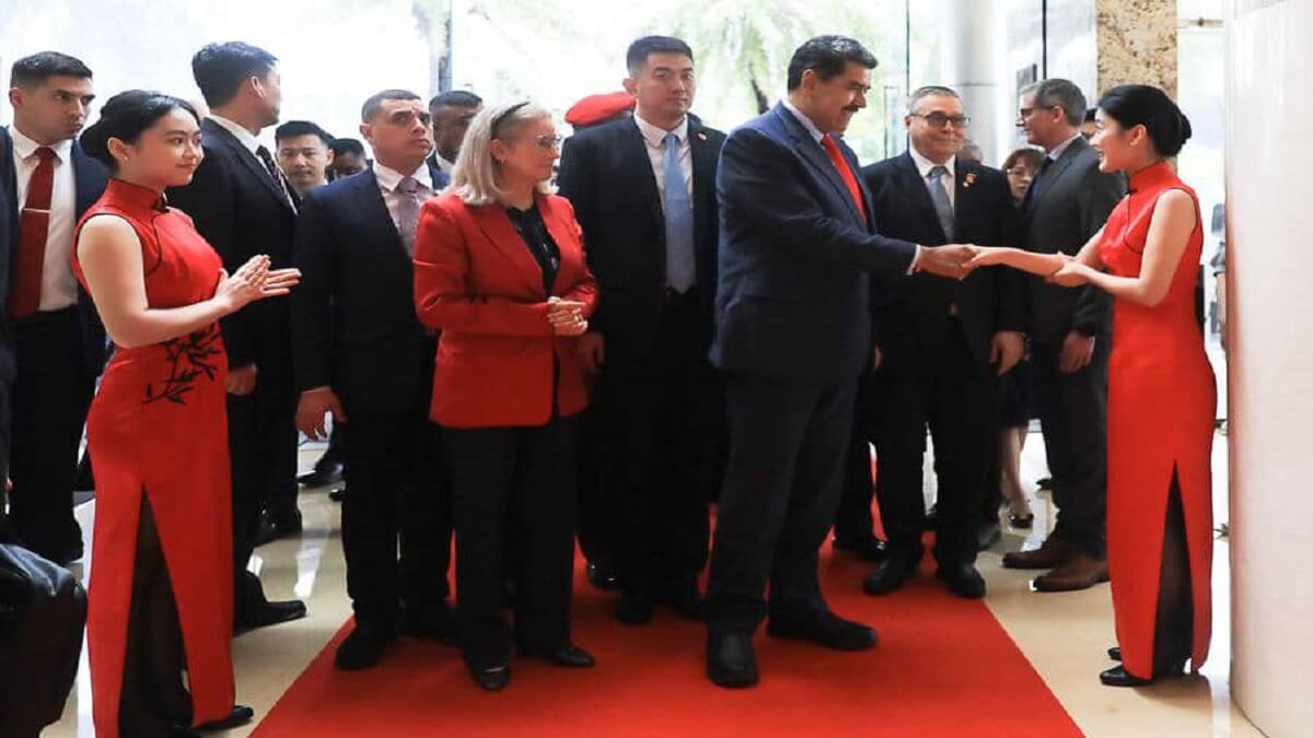 MADURO ESTÁ EN CHINA y de DELCY ni sus luces: busca dinerito y nuevas alianzas