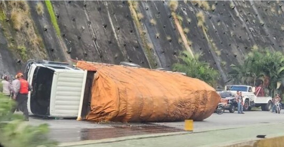 Durante toda la mañana se mantuvo restringido el tránsito en su totalidad sentido hacia Guarenas, debido a la realización de las labores para levantar la gandola volcada, de la cual, se desconocen aún la causa que originó este accidente así como el reporte de víctimas por el hecho.