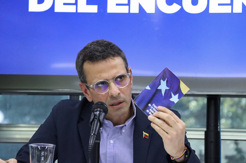 Capriles detiene su campaña en las primarias por motivos personales