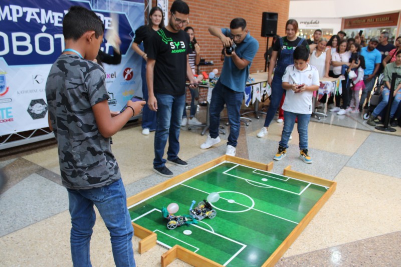 Batalla entre robots cerró campamento de Robótica