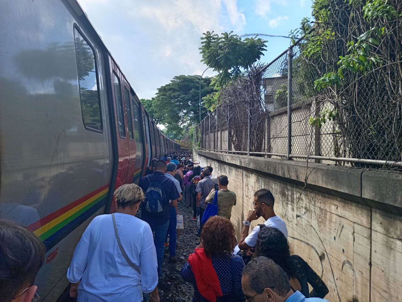 Se restablece el servicio del metro después de la explosión en Caño Amarillo