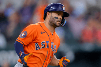 El venezolano Altuve saludó a Eovaldi con un cuadrangular en el primer turno del duelo.