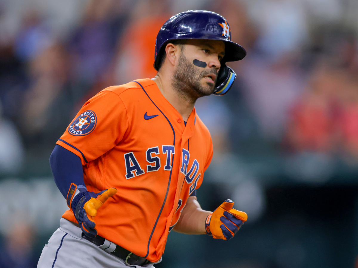 El venezolano Altuve saludó a Eovaldi con un cuadrangular en el primer turno del duelo.