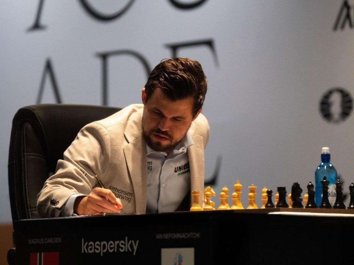 Magnus Carlsen destaca frente a Hikaru Nakamura