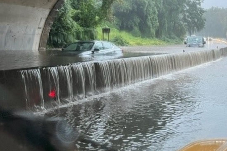 Nueva York declara estado de emergencia debido a inundaciones.