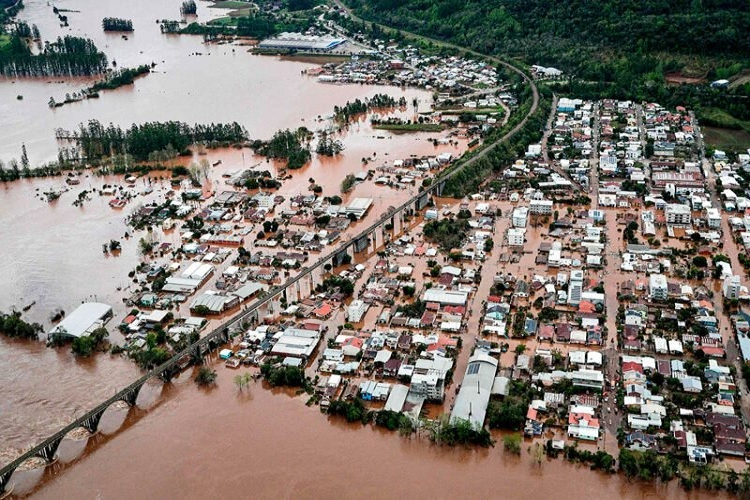 Ascienden a 42 muertos por inundaciones en Brasil