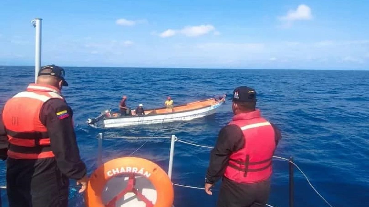 RESCATAN CON VIDA a 4 pescadores desaparecidos en Ocumare de La Costa (+VIDEOS)