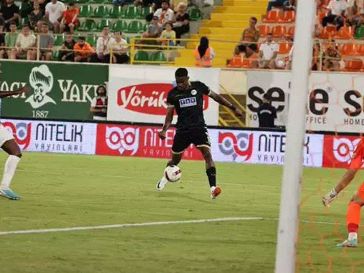 Sergio Córdova hace su debut en Turquía con un gol.