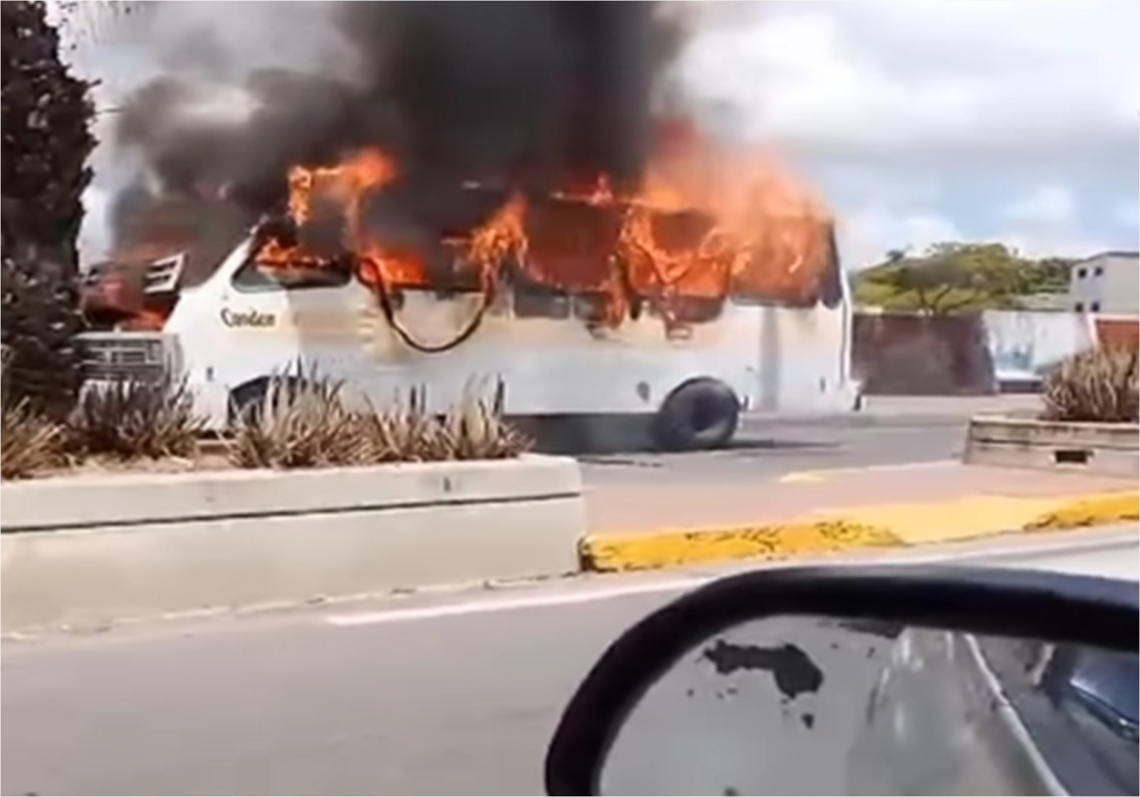 ¡Margarita! Autobús se incendia en Av. 4 de Mayo +Video