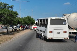 Protestan en Av. Juan Bautista por dolarización de gasolineras +Foto y Video