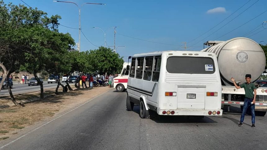 Protestan en Av. Juan Bautista por dolarización de gasolineras +Foto y Video